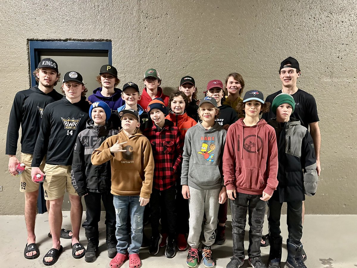 Thanks <a href="/Turner3527/">Zach Turner</a>, <a href="/jakechiasson19/">jake chiasson</a> and <a href="/calderandersonn/">Calder Anderson</a> for meeting the Roblin U15 boys after tonight’s win! <a href="/bdnwheatkings/">Wheat City Walley</a>