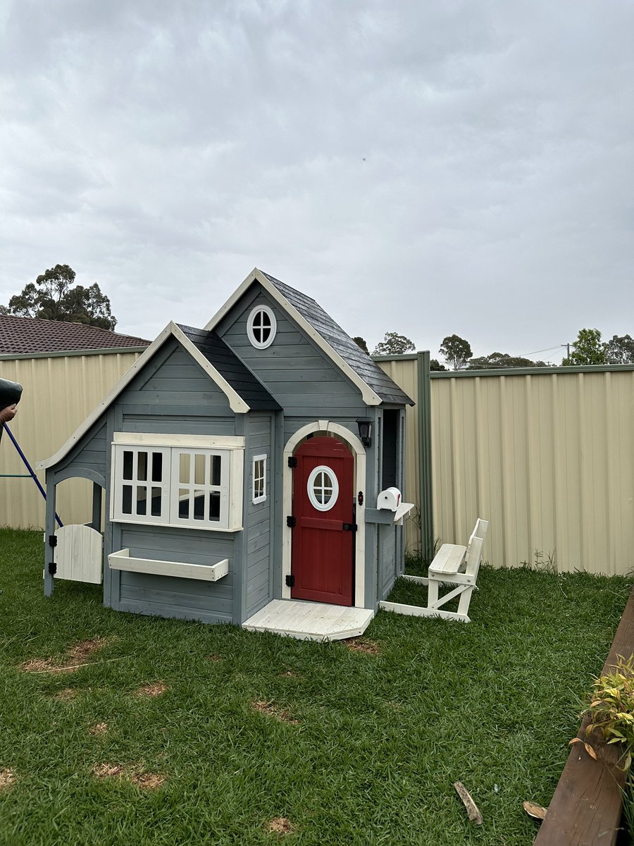 _Dans_World's tweet photo. Built by 3 Daniels and a Peter… 🏠
Think we did pretty well..
#CubbyHouse #Christmas https://t.co/TmvsscR5UB