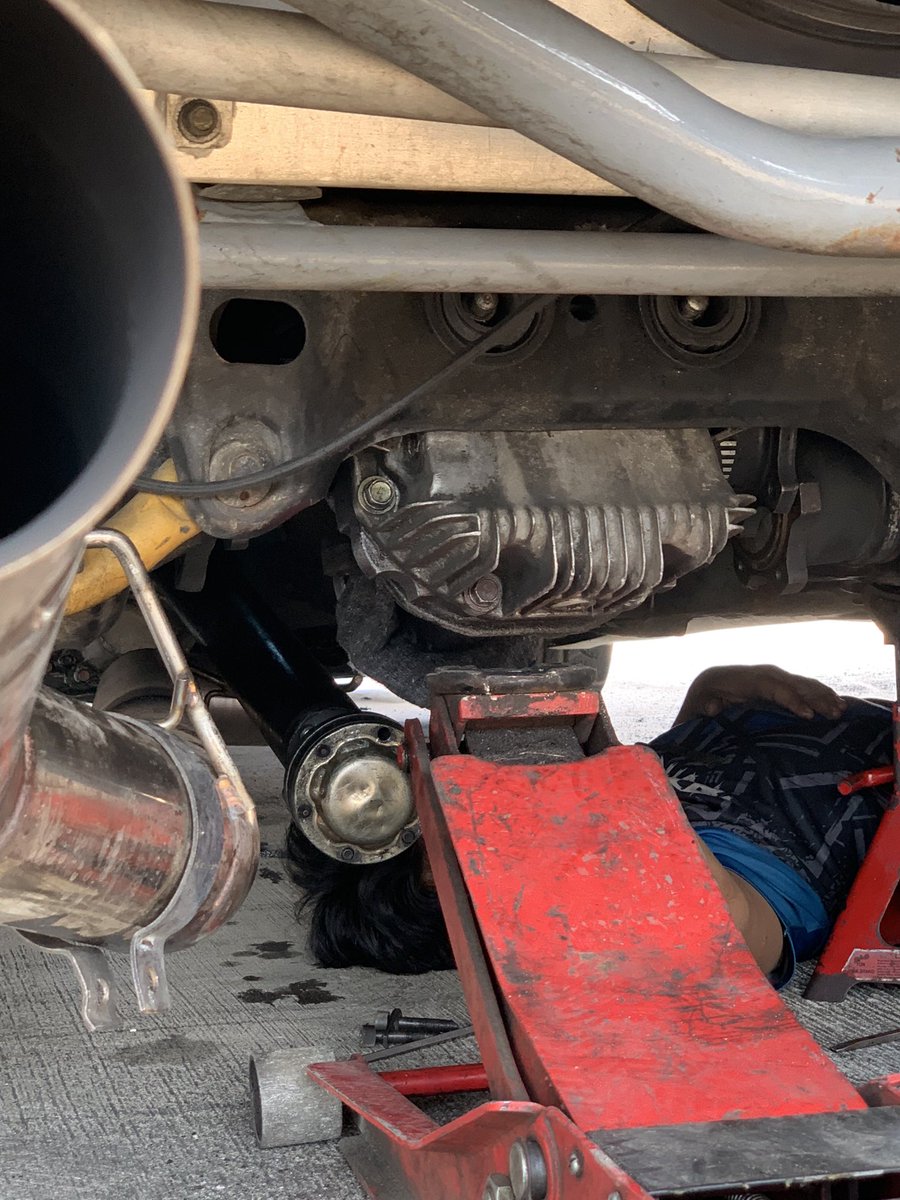 ptt_japan's tweet photo. 朝のフリープラクティスで嫌な音😱
なんでも治す技術は長年見ているので、Don't worry😊🇹🇭
#s14 #drift #pttlubricants
#driftcompetition #silvia #pttperfomadrift https://t.co/d6LdxBwYlD