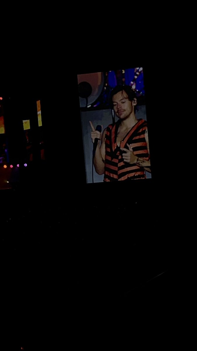 tpwkmareduardaa's tweet photo. O melhor dia de toda minha existência! 
Vi o Harry cantar matilda na chuva, socorrer uma fã, cantar kiwi 
Nada vai superar isso aqui https://t.co/nXpjP12xz7