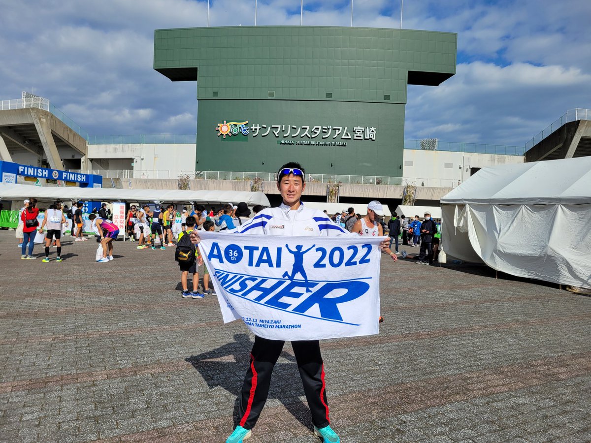 1500m5k_runner's tweet photo. 12/11(日)
第36回青島太平洋マラソン
42.195km　2°28′36″　12位&amp;PB✨️

自己ベスト&amp;念願のサブ2.5を達成‼️

25km手前までは第2集団の中で順調だったが、25km以降に集団がバラけてから一気にキツくなり失速したもののジョグにまで落ちることなく㌔3′40″~45″と最低限ペースを保つことが出来た💨 https://t.co/XzFYlMAKx1