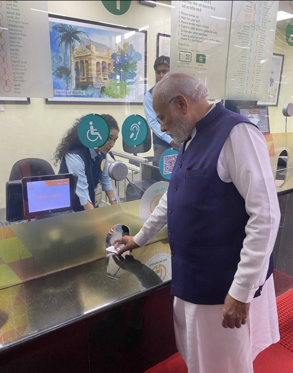 AmanChopra_'s tweet photo. PM purchases his ticket 
#NagpurMetro https://t.co/JKkw9geAjN