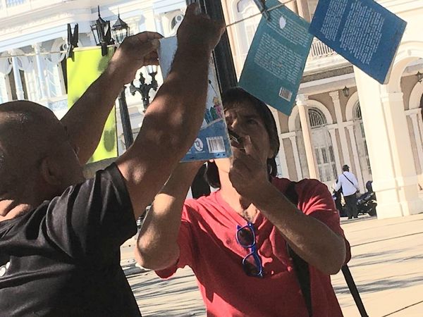 PerlavisionTV's tweet photo. Acción de escritores de #Cienfuegos  homenaje a las editoriales Gente Nueva y Mecenas en sus aniversarios 55 y 31. #CubaEsCultura @Eviezer2 @SolMayelin @FernandezMaryde @yulls_yusimi @CoronaAlexandre @CubanaLidice @YaquedeCuba @agnes_becerra @EVilluendasC https://t.co/uuZRnsLDEC