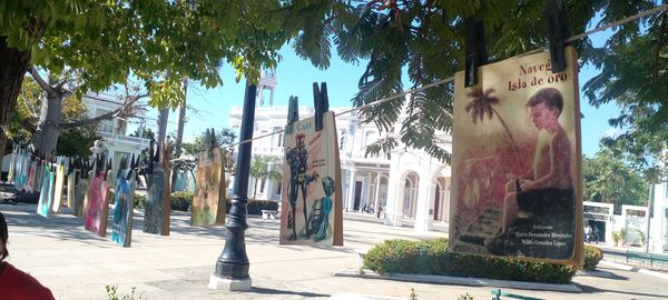 PerlavisionTV's tweet photo. Acción de escritores de #Cienfuegos  homenaje a las editoriales Gente Nueva y Mecenas en sus aniversarios 55 y 31. #CubaEsCultura @Eviezer2 @SolMayelin @FernandezMaryde @yulls_yusimi @CoronaAlexandre @CubanaLidice @YaquedeCuba @agnes_becerra @EVilluendasC https://t.co/uuZRnsLDEC