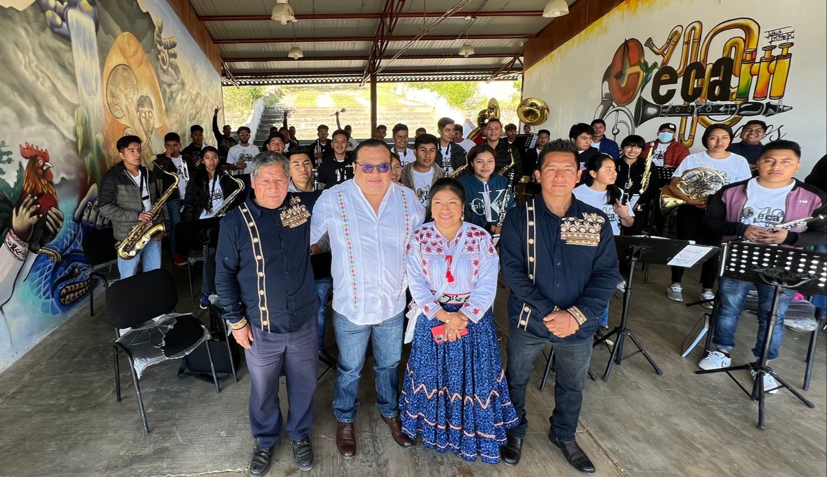 ReneVasquezCas's tweet photo. Hoy visité el Centro de Capacitación Musical y Desarrollo de la Cultura Mixe (CECAM) N° 4, ubicado en Sta. Mª Tlahuitoltepec, en presencia del Mtro. Antonio Martínez Gómez, Dir. Gral. de este centro, para preparar una agenda de trabajo por la dignificación intercultural de Oaxaca https://t.co/RbFvrc6POu