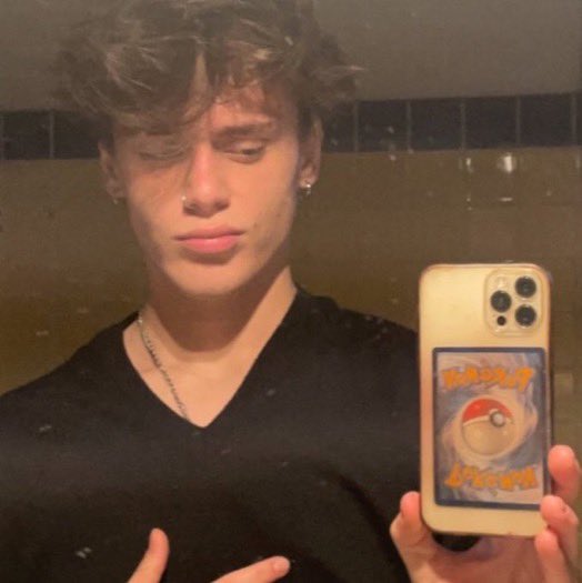 unijvorazes's tweet photo. »»————-　★　————-««
Ficha on:

•Nome: Floch Forster
•Idade: 20
•Sexualidade: Gay
•Trabalha ou estuda: Estuda
•Número do quarto: 2
•Pronomes: Ele/dele
•Origem do personagem: Snk
• @httforst https://t.co/rLWoKHNmAs