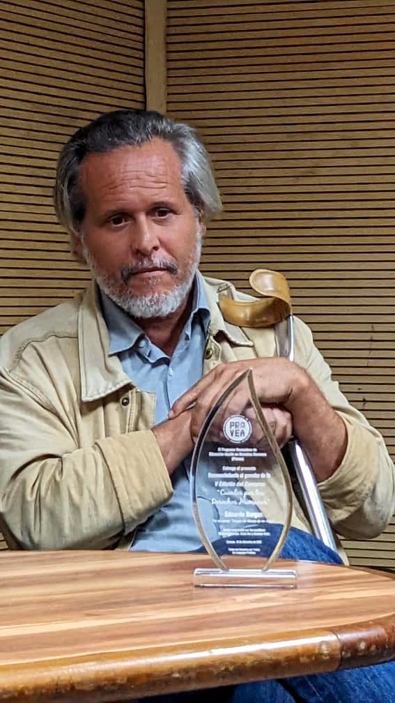 _Provea's tweet photo. Eduardo Burger recibió su premio como ganador del V Concurso “Cuentos por los Derechos Humanos” de PROVEA.
Su obra, “Escape del Museo de los niños” resultó ganadora por el uso de la memoria y la conciencia colectiva, un espejo de la sociedad 🇻🇪. #FLIDE2 https://t.co/ipmK6cUc0o https://t.co/gHciR5Wb0d