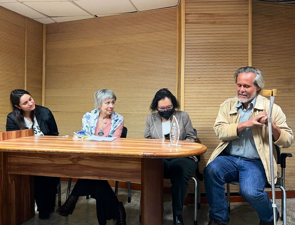 _Provea's tweet photo. Eduardo Burger recibió su premio como ganador del V Concurso “Cuentos por los Derechos Humanos” de PROVEA.
Su obra, “Escape del Museo de los niños” resultó ganadora por el uso de la memoria y la conciencia colectiva, un espejo de la sociedad 🇻🇪. #FLIDE2 https://t.co/ipmK6cUc0o https://t.co/gHciR5Wb0d