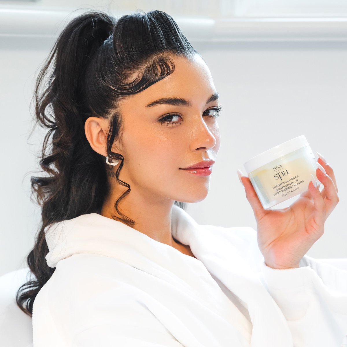 It smells like you're on an exotic beach. Polish your skin to perfection with an indulgent blend of exfoliating sea salt, moisturizing oil, and warm ginger root extract. Grab our ginger &amp; sea salt body rub, a top-selling favorite that’s now formulated with natural sea salt.