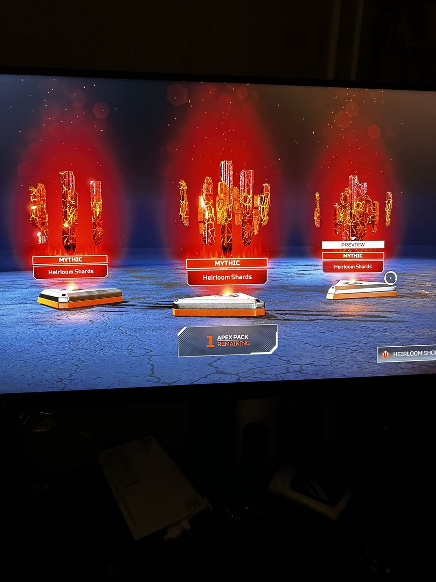 LLc_M3's tweet photo. Been playing this game since day 1 of its release and finally the #apexgods bless me with an #heirloom #ApexLegends #apexpack #luckofthedraw https://t.co/9WiKNPqE6L