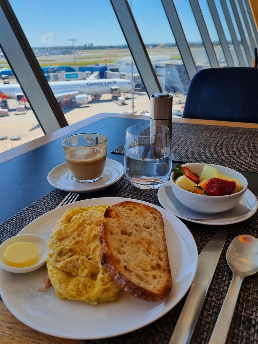 aimeedovell's tweet photo. @Qantas Sydney first lounge has ruined me for all other lounges now. Unless there's a spa and signature cocktails I'm not having it. ✈️✈️ https://t.co/fb7umsBaho