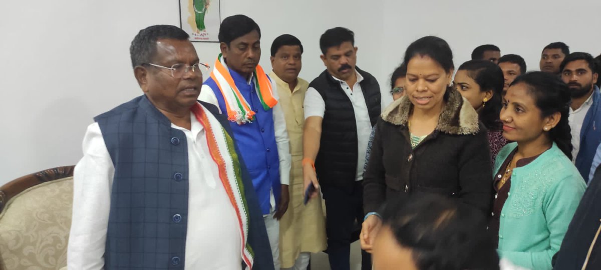 cgmgkm's tweet photo. छत्तीसगढ़ मनरेगा कर्मचारी महासंघ जिला इकाई बीजापुर ने 66 दिन के हड़ताल स्थगन और 21 एपीओ की बहाली के मुख्य सूत्रधार मान. @Kawasilakhma जी से मुलाकात किया।
उन्होने मनरेगा कर्मियो के दो सूत्रीय मांगो को मान. मुख्यमंत्री@bhupeshbaghel जी से शीघ्र मुलाकात करवाकर पूर्ण कराने की बात कही https://t.co/atoT3JuX7b
