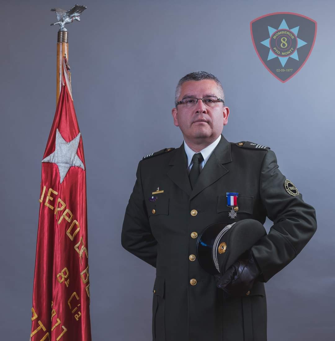 OctavaCBPM's tweet image. Con mucho orgullo queremos comunicar que hoy 10 de Diciembre del año 2022, nuestro Capitán sr. Roberto Angulo Alarcón ha sido elegido como Primer Comandante del Cuerpo de Bomberos de Puerto Montt en elecciones generales.  facebook.com/16187697751188…