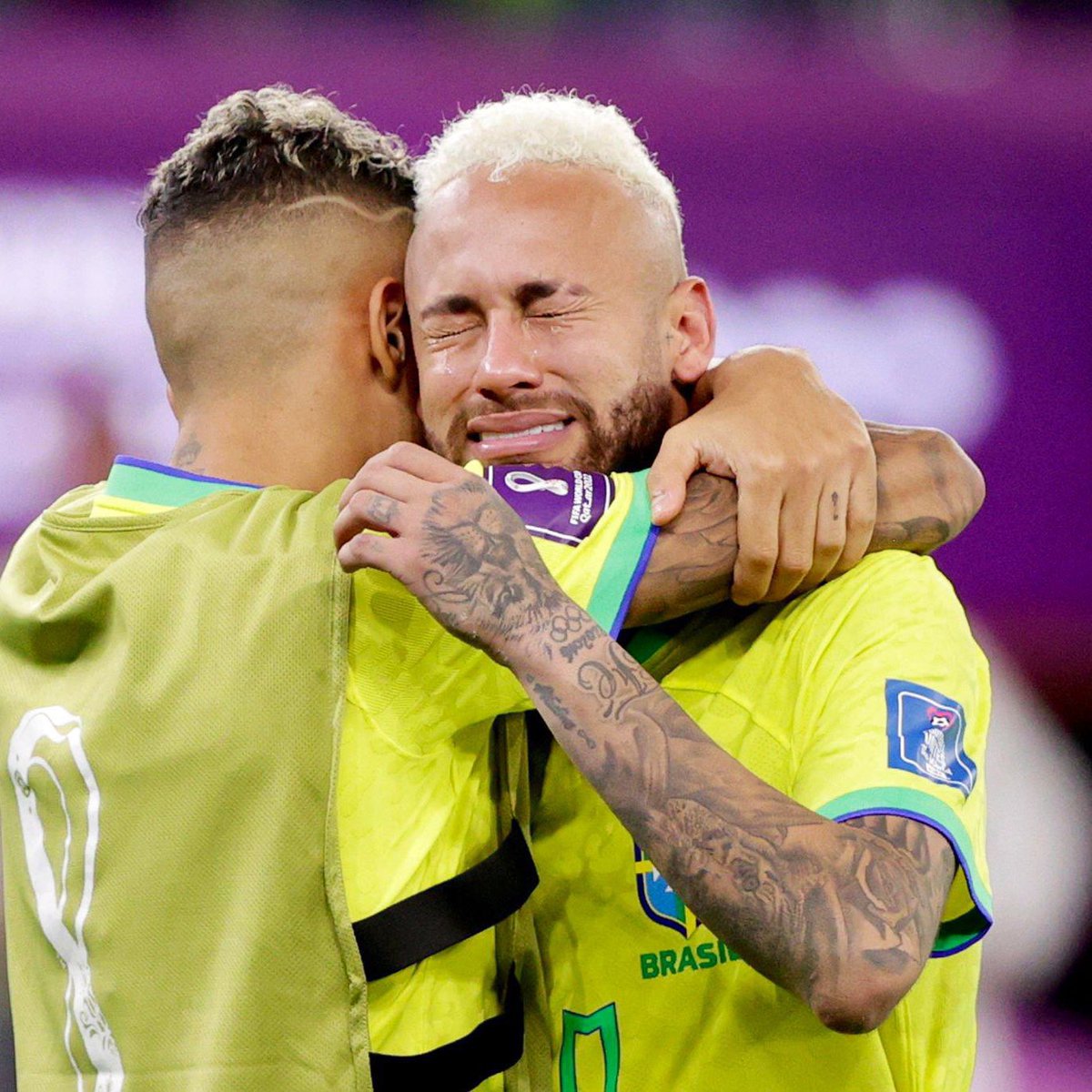 staffpop_ofc's tweet photo. Em 24 horas eu vi Neymar e Cristiano Ronaldo chorarem.

NÃO TÁ NADA BEM! 💔 https://t.co/flHnARvII9
