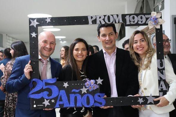 Aexmun's tweet photo. AVISO PARA LOS EGRESADOS DE @MEDICINAUNAL.    Estamos buscando a los egresados de 1973 que quieran celebrar sus 50 años y a la egresados de 1.998-1 y 1998-2 que quieran celebrar sus 25 años para apoyarlos en su evento de aniversario.  #SerUNALEsParaSiempre Los esperamos. https://t.co/cg7YhB9wwG