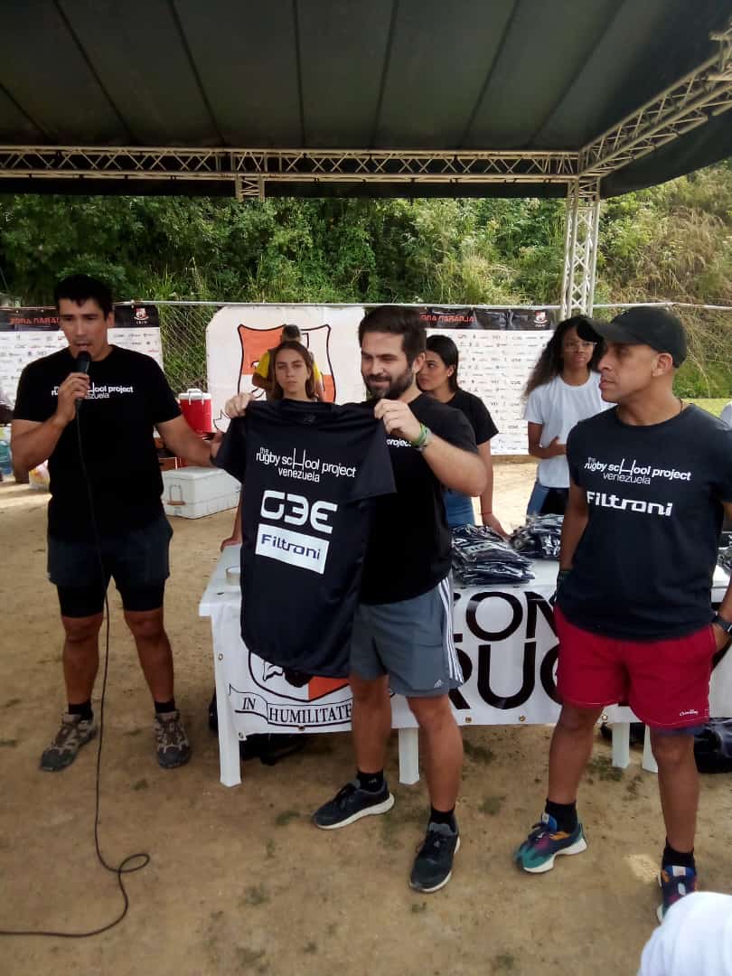 HacemosComunid's tweet photo. #Petare Este #10Dic la organización hizo el encendido de la #Navidad con un partido amistoso, de 15 minutos. Los muchachos (mayores de 12 años) vistieron su primer uniforme. https://t.co/PUTpr1bPow