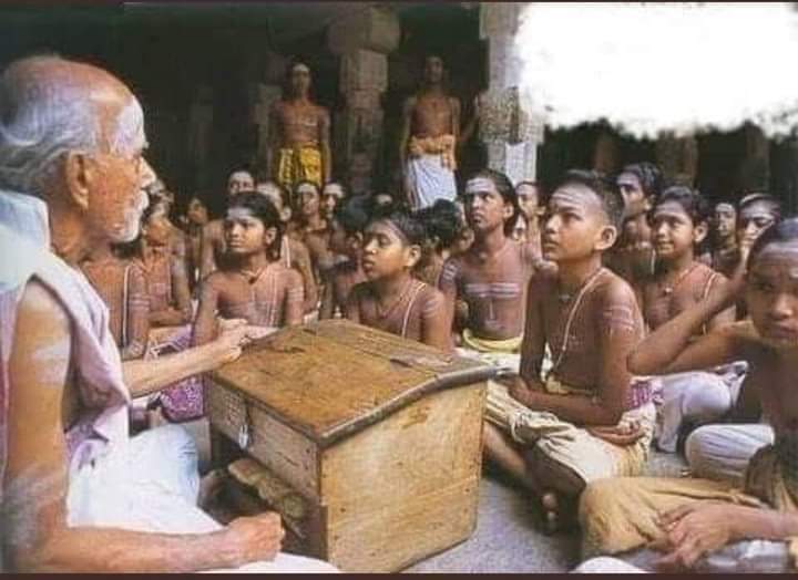 भारत की प्राचीन शिक्षा पद्धति में हमें अनौपचारिक तथा औपचारिक दोनों प्रकार के शैक्षणिक केन्द्रों का उल्लेख प्राप्त होता है।
औपचारिक शिक्षा मन्दिर, आश्रमों और गुरुकुलों के माध्यम से दी जाती थी।
पुनः #भारत_मांगे_गुरुकुल