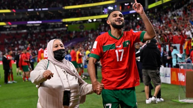 [Fotos] El emotivo festejo de Sofiane Boufal junto a su mamá tras la histórica clasificación de Marruecos #Qatar2022 #CooperativaEsMundial bit.ly/3iIGCtk