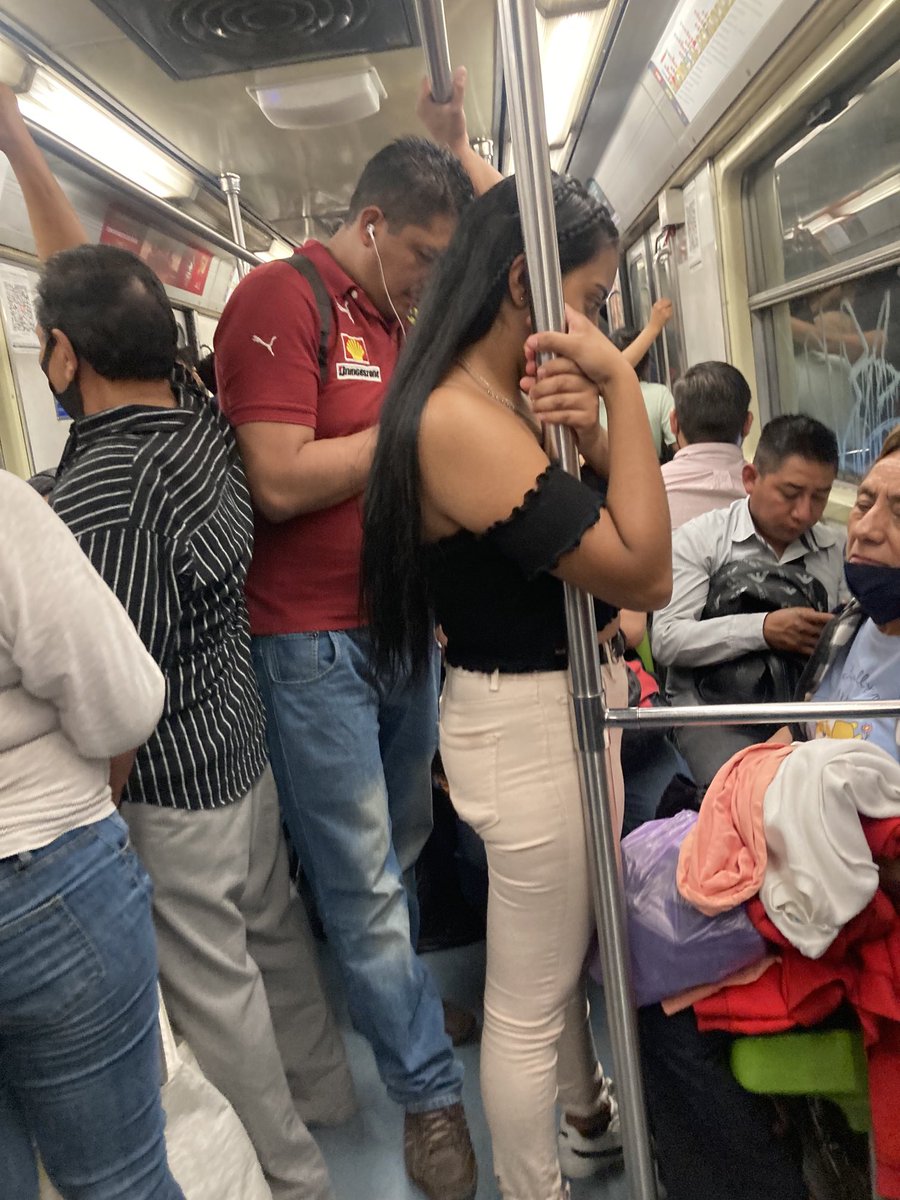AlexiaCamasho69's tweet photo. A este machito me le puse enfrente para que me la arrimara, pero 😂😂 cuando se bajó la gente se cambió de lugar ahí 😔😔😔 #ricohombre #simelodoy #hetero #macho https://t.co/cue5JcYpn1