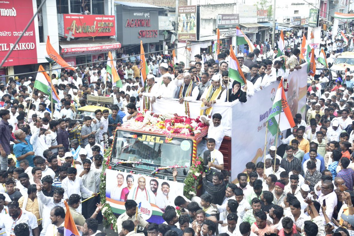 PriyankKharge's tweet photo. Sri @kharge receives a rousing welcome in Kalaburgi. This was his first visit as the President of @INCIndia.
His visit also marks the decade of Article 371-J which he championed.
Ever grateful to the people of KK for their love &amp; support. https://t.co/gJecKmIzsv