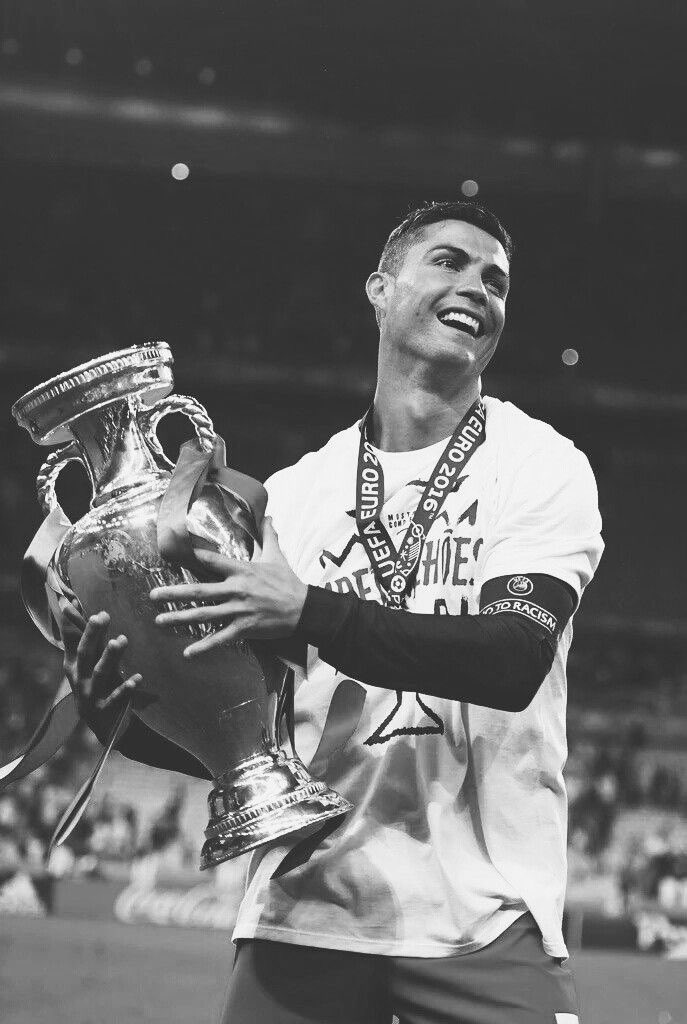 Orgulhem-se de pertencer á geração que pôde assistir o MELHOR do futebol.
Antes de criticarem lembrem-se do homem que encheu os nossos corações de alegria e que levou o nome do nosso país aos quatro cantos do mundo.
Foste, és e sempre serás o melhor!
Obrigado capitão🫡❤️‍🩹