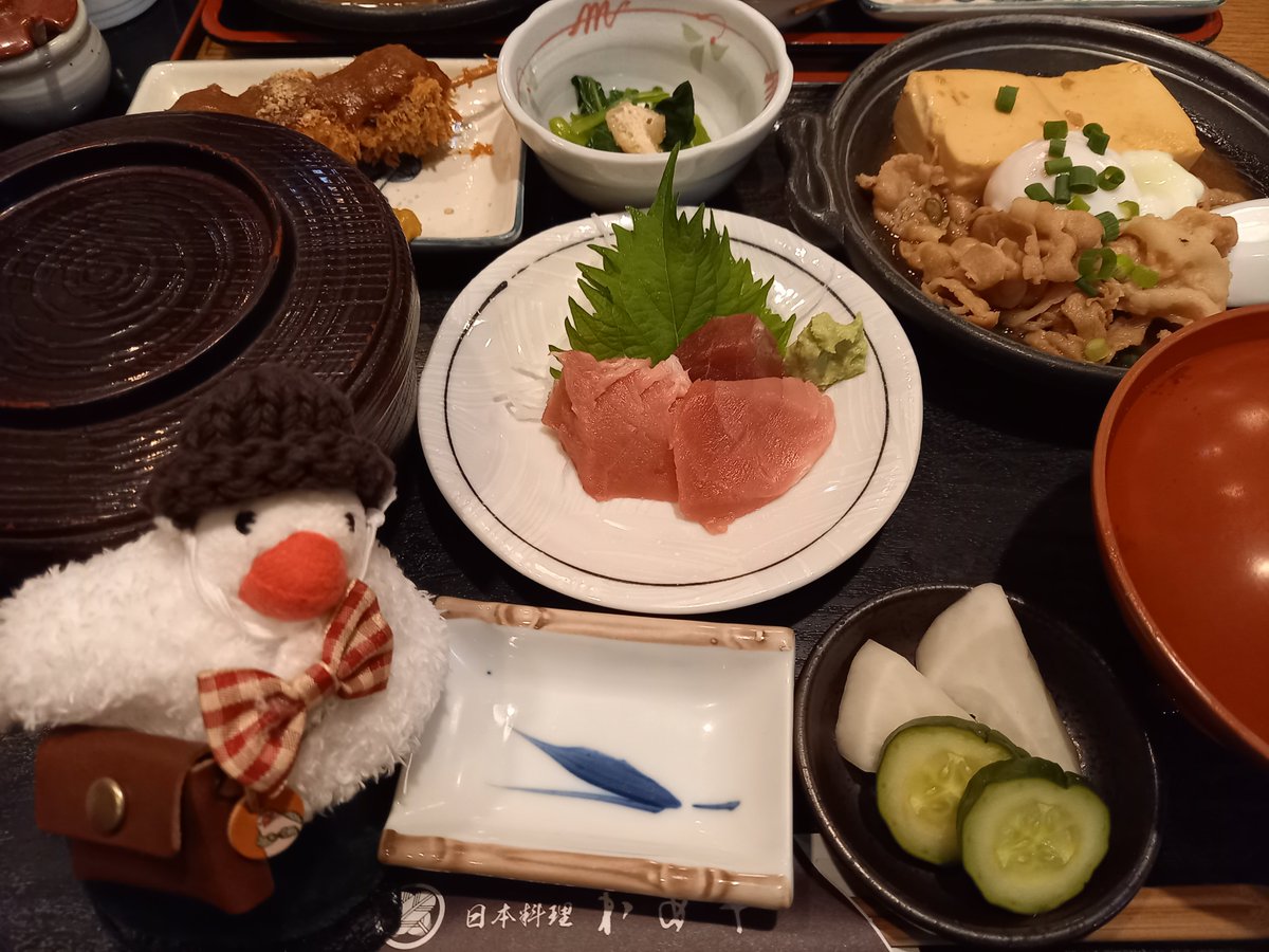 今月の定食 肉豆腐、マグロの串カツ、本日のお刺身❣️ おいしーい𓅟