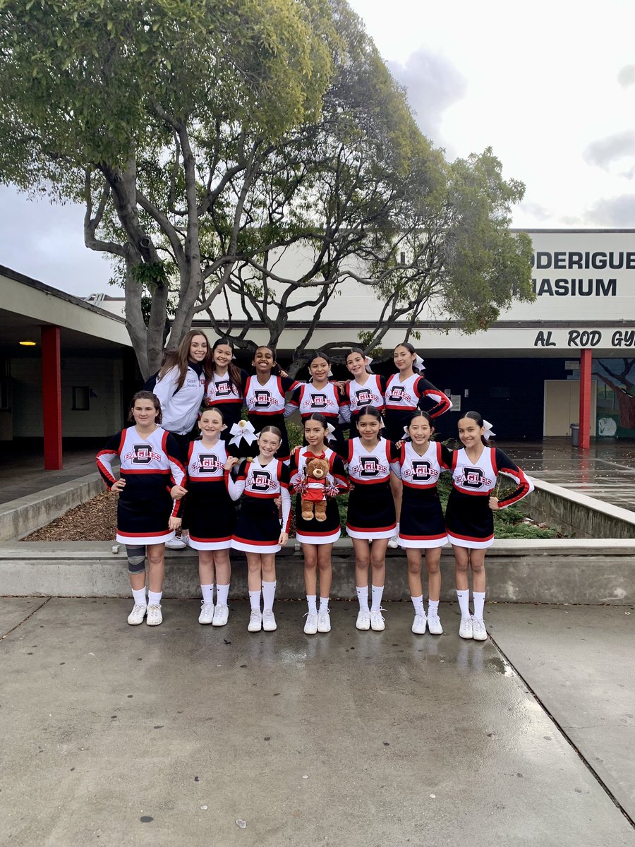 KundeMelissa's tweet photo. @DartmouthMS cheer took home 2nd place at regionals today! #usdlearns #dmscheer #dmseagles https://t.co/yxhX7Wtxeq
