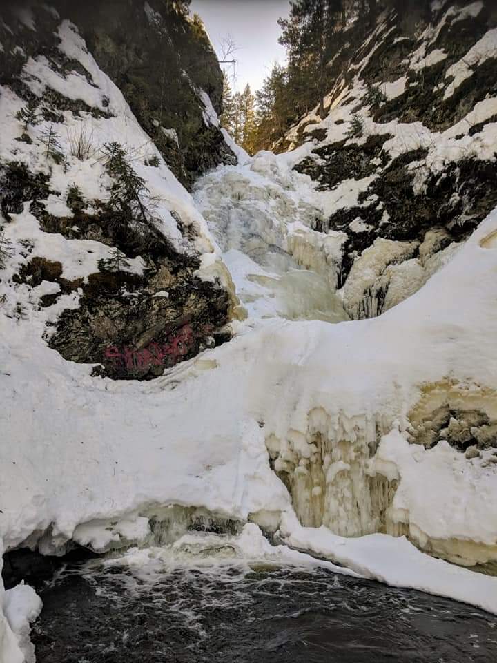 tdm_now's tweet photo. @akurjata @JulsBudau The road to the falls is poorly maintained so it's sketchy even in the summer. Count in a few km hike over some rough terrain once you can no longer drive. https://t.co/nVytWdKJOY