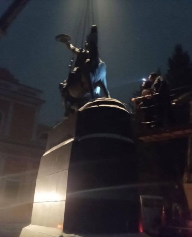 KorsasErik's tweet photo. #Monuments to #Suvorov and #Pushkin were #demolished at night in the town of #Tulchyn, #Vinnytsia region.
#RussiansDYINGforNOTHING #RussiaUkraineWar #RussiaIsLosing #RussianArmy #RussianArmy #Russian #RussiaUkraineConflict #RussiaisATerroistState https://t.co/0tRGZDN7cl