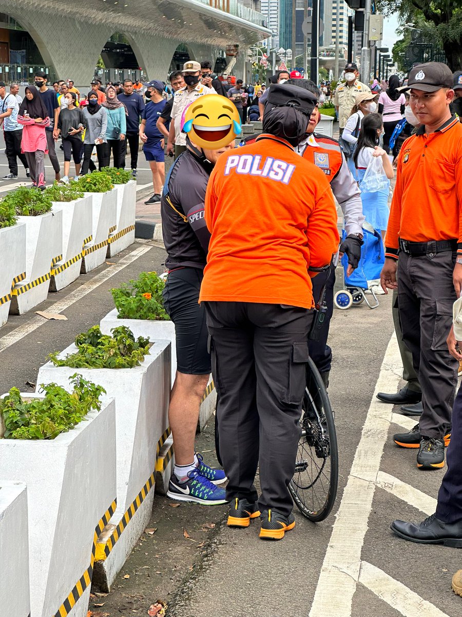 Ada pesepeda ban tipis, baju ketat tapi sepatu enggak cetak-cetuk masuk ke Jalur TransJakarta, ditegur sama petugas Dishub Jakarta, malah ditabrakin petugasnya. Sinting emang!!