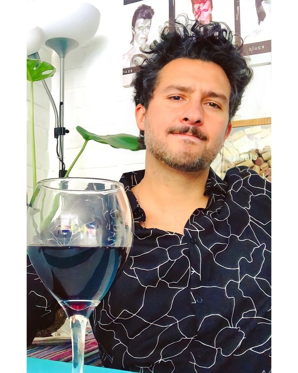 y si es difícil resistir, cuando bailas para mi. Ven acuéstate aquí...
.
Y con poco más de 24 horas de estrenada #Brindemos nos tiene en llamas y siendo nuestra nueva favorita🤩
¿Cuál es la estrofa qué más te gusta? 
.
.
#PieroDuhart #Brindemos #Estreno #NuevoSingle