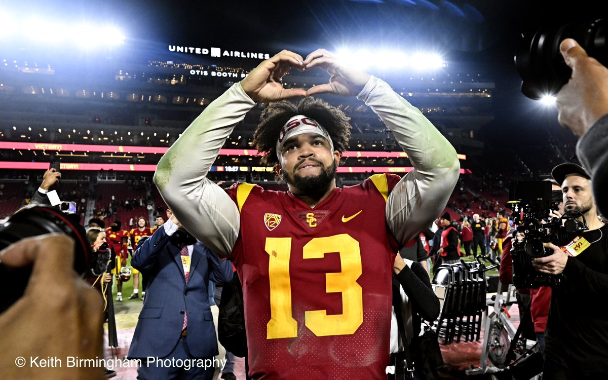 photowkb's tweet photo. Quarterback Caleb Williams of the USC Trojans wins the Heisman Memorial Trophy. @ncaa @pac12 #pac12 @USC_Athletics @uscfb #football @AdamGrosbard #heisman #calebwilliams #heismam @ladailynews https://t.co/Glt0mqzZqe