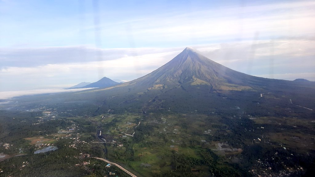 aikoloks's tweet image. The Bicol Volcanic Chain: the perfect cone shaped Mayon Volcano in the foreground, at the back is inactive Mt. Masaraga, and if you squint, you&apos;d see dormant Mt. Iriga on the left and the potentially active Mt. Malinao (2nd photo w/ its crater). #sciencechatph
