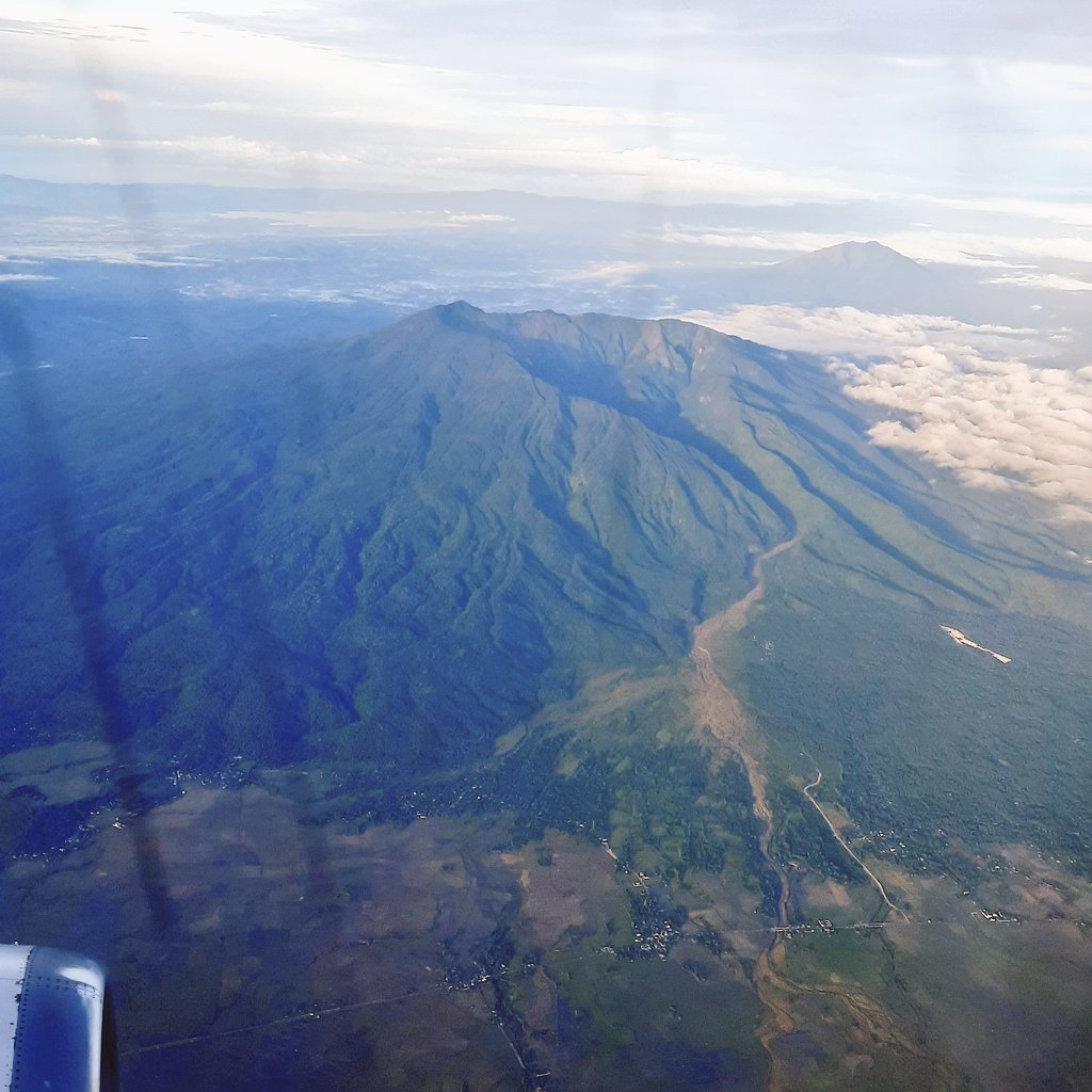 aikoloks's tweet image. The Bicol Volcanic Chain: the perfect cone shaped Mayon Volcano in the foreground, at the back is inactive Mt. Masaraga, and if you squint, you&apos;d see dormant Mt. Iriga on the left and the potentially active Mt. Malinao (2nd photo w/ its crater). #sciencechatph