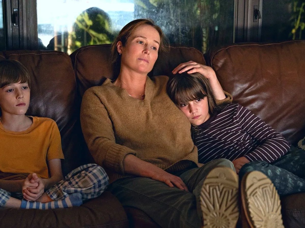 mujib's tweet photo. “She Said,” a movie worthy of the revelatory movement, about two women journalists who broke the story that led to a cascade, written and directed by two women. Excellent performances by the leads, and special mention to my favorite Jennifer Ehle, who plays Laura Madden. https://t.co/Ed9zL2u3WY