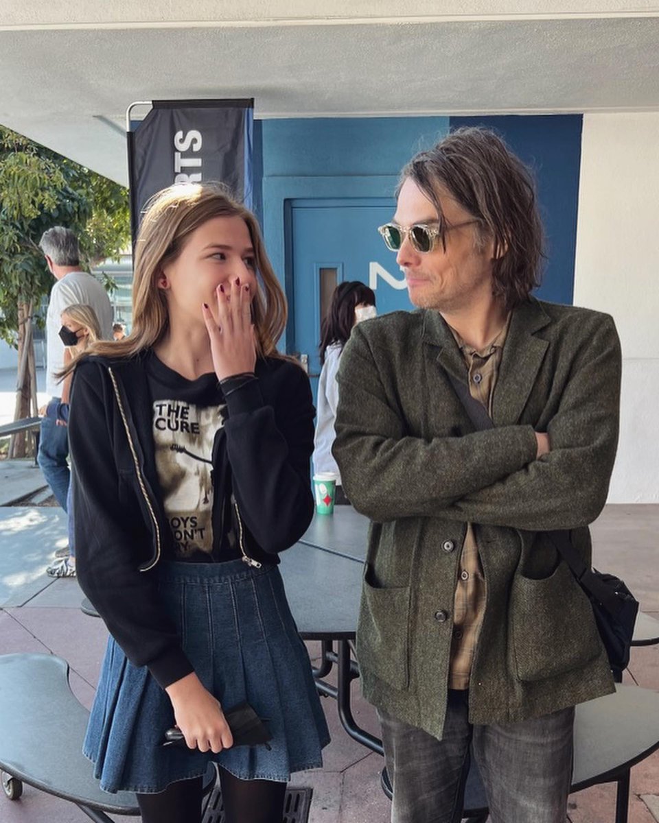 sharpestjoy's tweet image. i honest to god would kill someone to have a pic like this with him