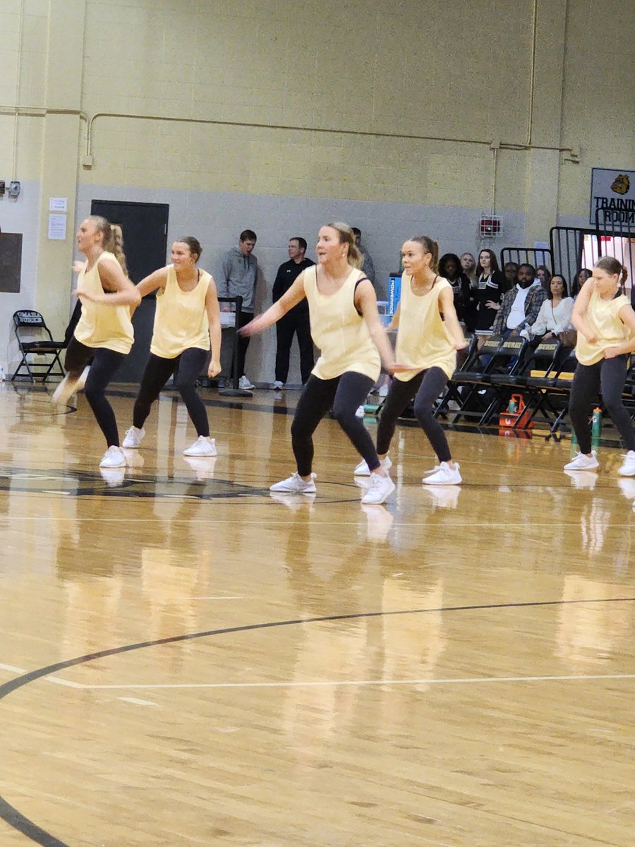 burke_athletics's tweet photo. @Burkedancerz, @OmahaBurkeCheer, Marching Bulldogs, and our Pep Band putting together fantastic performances. 💛🖤💛🖤💛🖤 https://t.co/fm8JnQLKqx