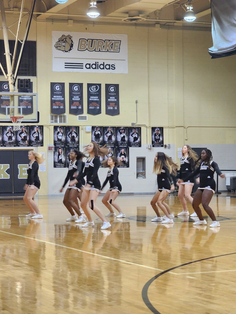burke_athletics's tweet photo. @Burkedancerz, @OmahaBurkeCheer, Marching Bulldogs, and our Pep Band putting together fantastic performances. 💛🖤💛🖤💛🖤 https://t.co/fm8JnQLKqx