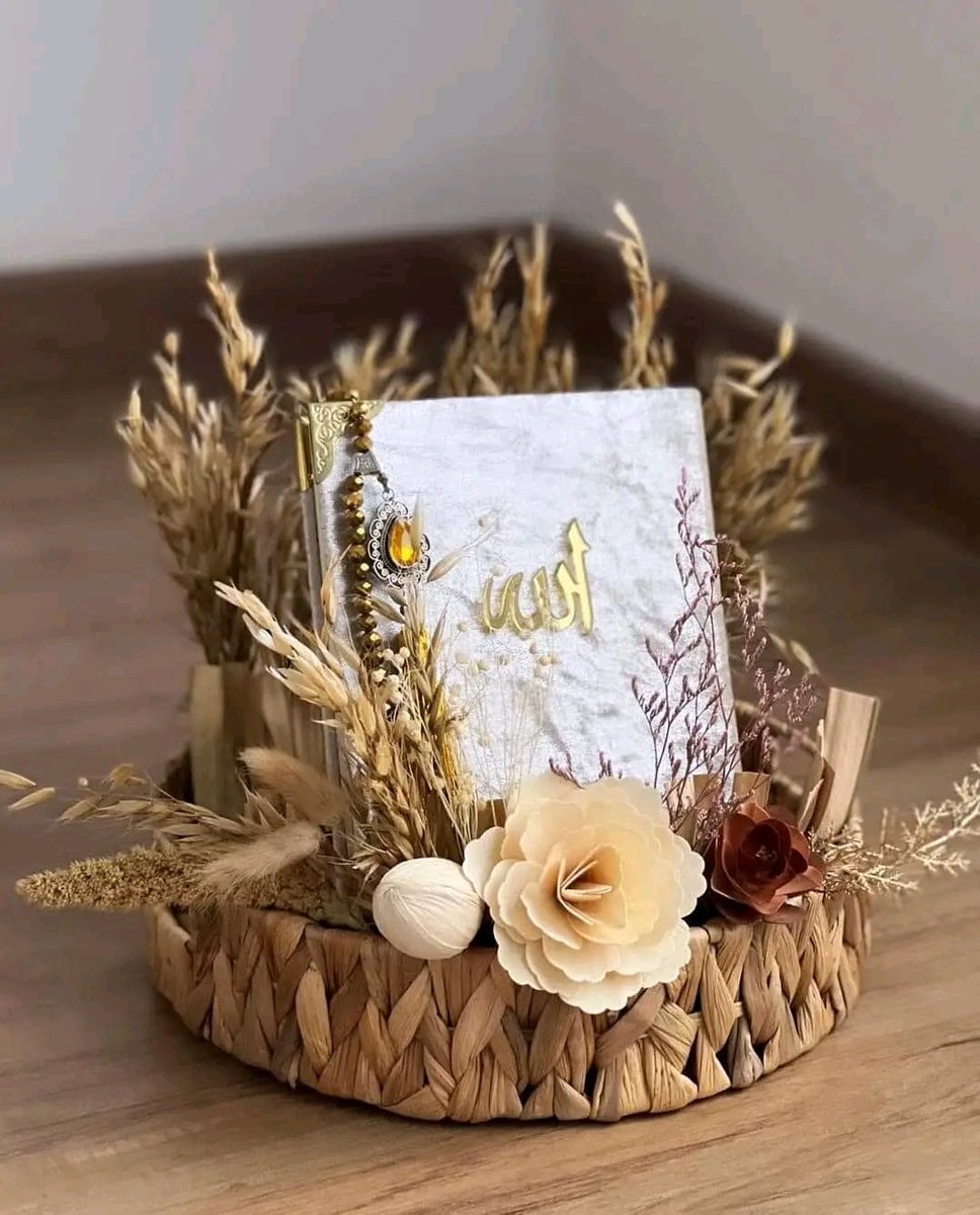 aimzhariythsa's tweet photo. Idea inspirasi dulang hantaran kahwin 2023❤️Cantik kan deco pakai daun kering ni kan 😍

kredit to ig zafleen

Tengok kat shope ni 👇

Link : https://t.co/E7D4ZJ5vkp https://t.co/Y4imzWgJPU