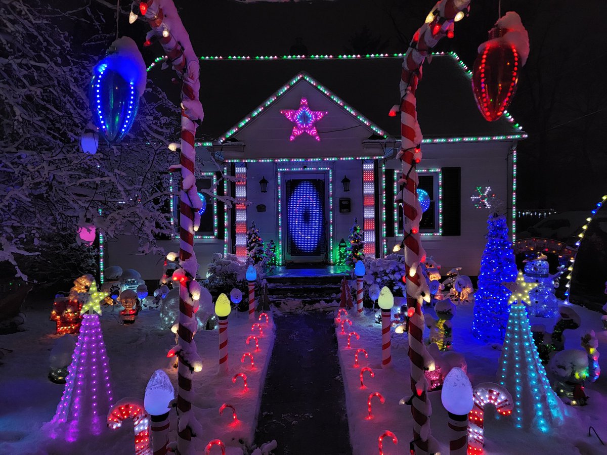 cavman04's tweet photo. Some pics of my light display. #christmaslights #christmas #xlights #ledlighting #christmashouse #diychristmas #pixellighting https://t.co/duTo4GXmzo