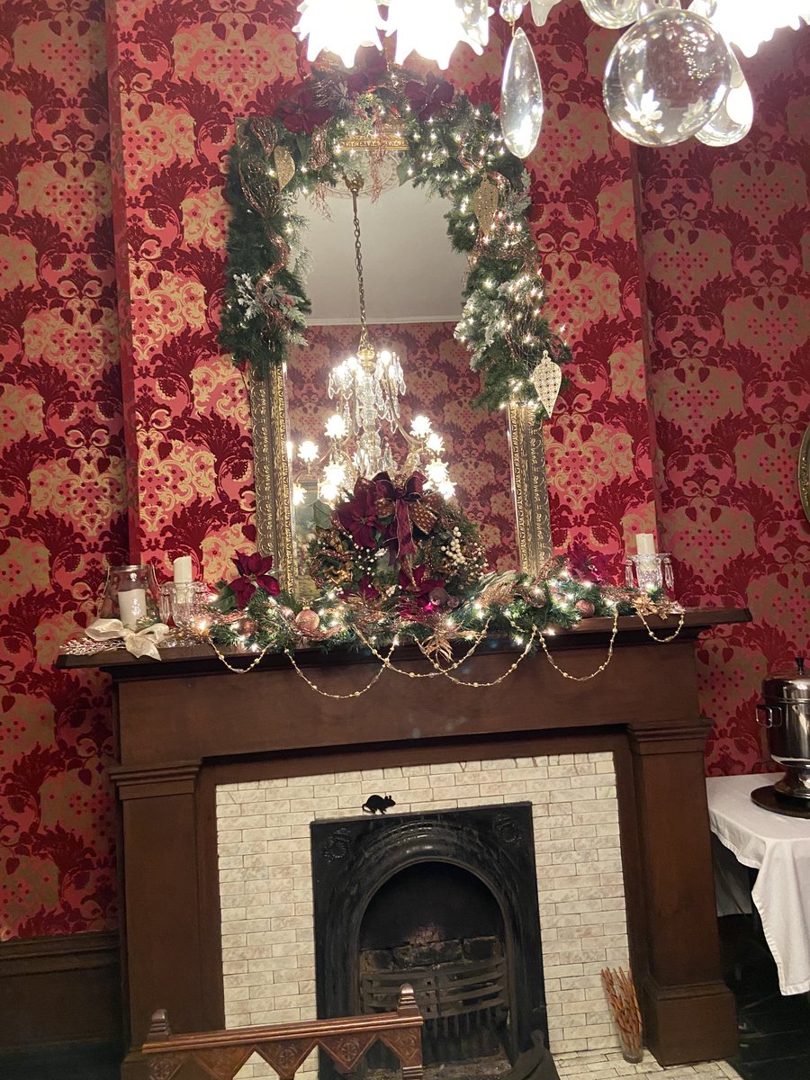 sonya_cam's tweet photo. I always wanted to know what this old Victorian mansion looks like inside, so while it was open for the holidays, I decided to go in. It was well worth my time to visit because it was very pretty. I enjoyed my trip. It didn’t disappoint. https://t.co/CwXaOU59Aw