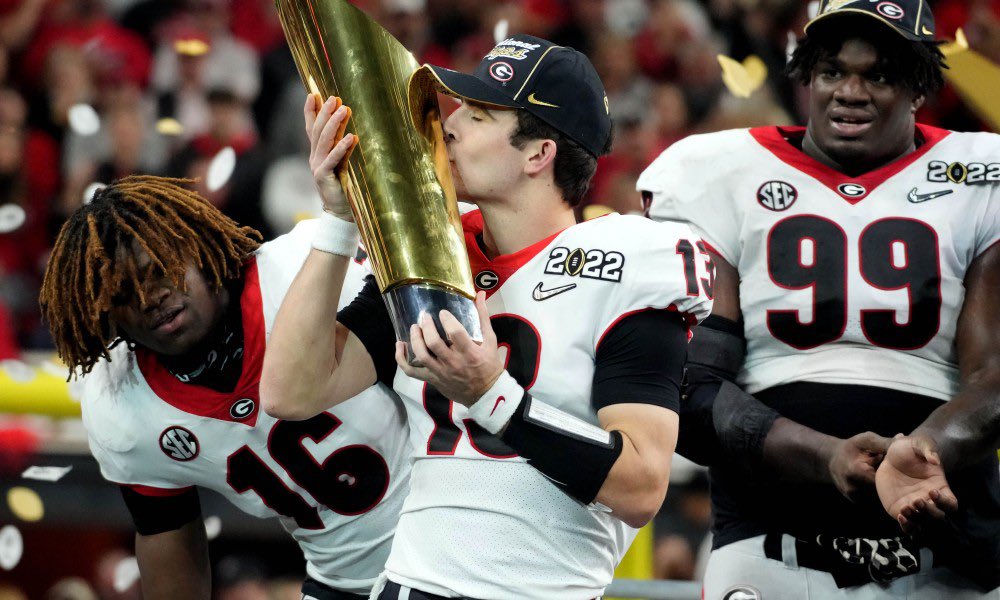 dawggirl27's tweet photo. And even though he did not win the Heisman, the fact that he was there, the first Bulldog in 30 years to do so, was enough. Keep breaking records, proving people wrong, and making us proud Stet! #MailmanDelivers📫 #DGDAlways #GoDawgs ✨❤️🖤 https://t.co/oTw1d9YQCg