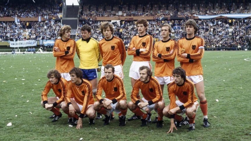 MazziniEsteban's tweet photo. La gloriosa "naranja mecánica" que nunca logró alzar la #CopaDelMundoFIFA.
Subcampeones de manera consecutiva en los mundiales de Alemania 1974 y Argentina 1978.

Algo similar podría ocurrir en este mundial si #Croacia llega a una nueva final y la pierde. https://t.co/Ivj1r2Xaut