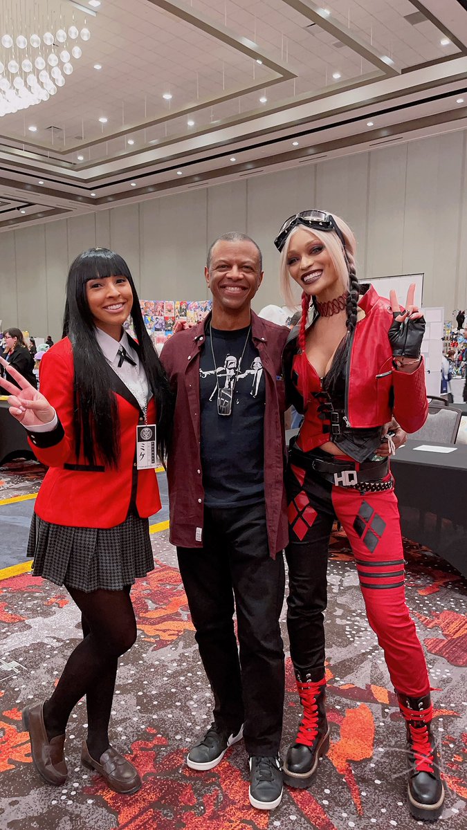 This was from yesterday but my sis 
<a href="/BrianaDeCoster/">Utahime➡️TBA</a> and I found 
<a href="/phillamarr/">Phil LaMarr</a> hereee <a href="/cosplay_expo/">Cosplay Expo is DECEMBER 8-10! VEGAS! Almost time.</a> ❤️!