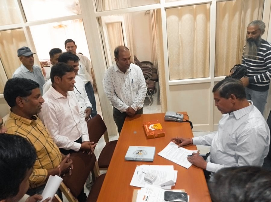 prajbishnoi's tweet photo. @rameshmeena63 #NREGA_MIS_manager_programmer
@ashokgehlot51
@rameshmeena63

मनरेगा में कार्यरत MIS pMANAGER के जो कि पूर्णतया प्रोग्रामर की योग्यता रखते है। ओर इसी योग्यता के आधार पर चयन हुआ था, फिर अब नवीन संविदा सेवा नियम में पदनाम प्रोग्रामर क्यों नही।
#mis_manager_programmer https://t.co/whadFVhkBJ