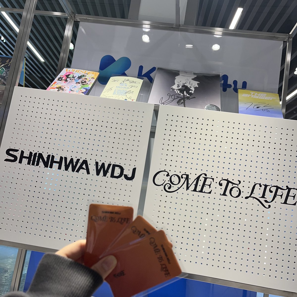 Ktown4u_coex's tweet photo. #신화 #SHINHWA
#신화WDJ #SHINHWA_WDJ
#Come_to_Life

신화 WDJ (SHINHWA WDJ) - 미니앨범 1집 [Come To Life]
#케타포인사점 POP-UP STORE 2 DAY 오픈🌸

주말에는 #케타포인사점 에서 신화랑 함께해요😎
앨범 구매하고 미공포 포토카드 럭키드로우 GET❣️
네임스티커도 잊지마세요‼️ https://t.co/6hadmP1k3r