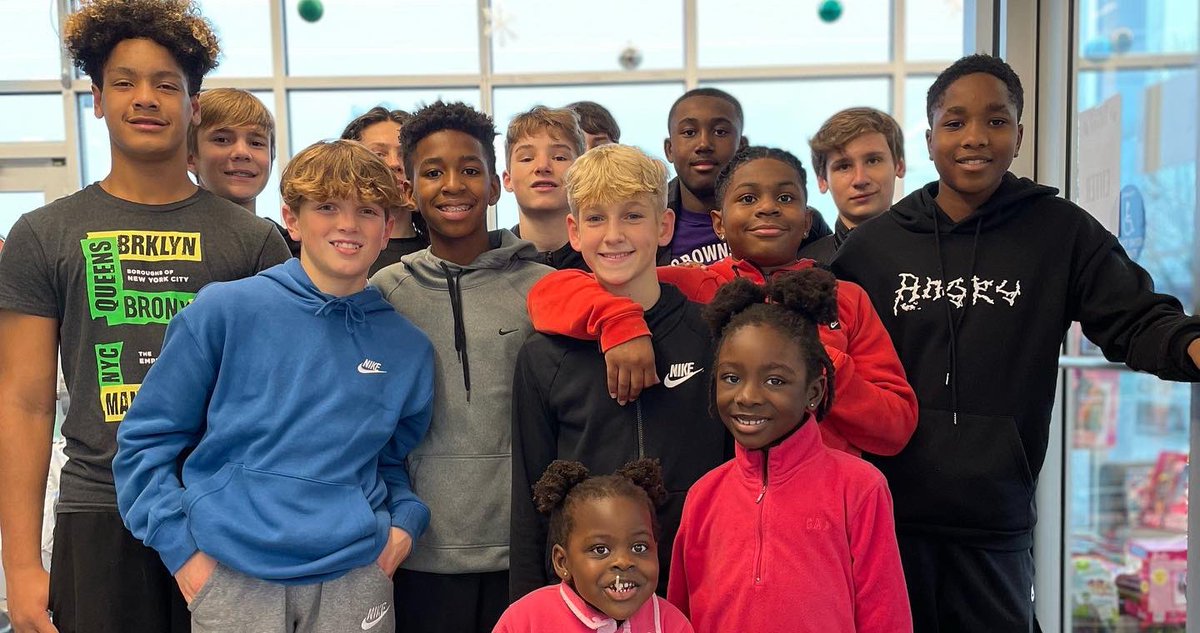 Catchin24's tweet photo. Simply… amazing! What a night! Big s/o to @catchthestars24,  @tinkerstreetindy, @indylearningteam, @bemsbulldogs 7th grade basketball team, @TeasMeIndy, @psylosoundz and all of our amazing volunteers! ❤️🙌🏽🙌🏽🙌🏽 Love making an #Impact!!! 🥰🎁🙌🏽🙌🏽🙌🏽🙌🏽 #ServantMindset #Blessed https://t.co/k0Wbnn3DuG