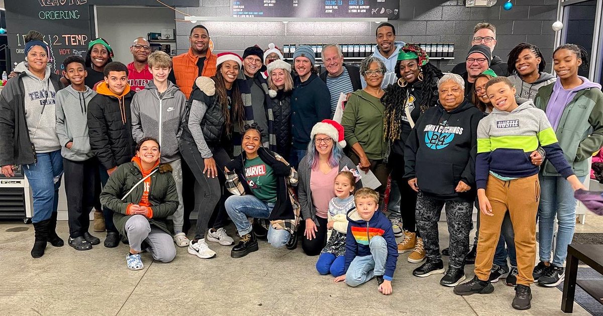 Catchin24's tweet photo. Simply… amazing! What a night! Big s/o to @catchthestars24,  @tinkerstreetindy, @indylearningteam, @bemsbulldogs 7th grade basketball team, @TeasMeIndy, @psylosoundz and all of our amazing volunteers! ❤️🙌🏽🙌🏽🙌🏽 Love making an #Impact!!! 🥰🎁🙌🏽🙌🏽🙌🏽🙌🏽 #ServantMindset #Blessed https://t.co/k0Wbnn3DuG
