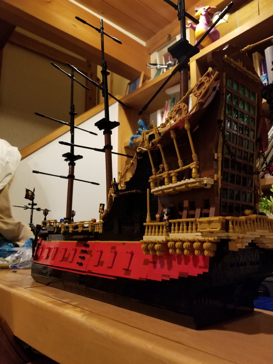 Legobe1's tweet photo. 以前つくったレゴのアン女王の復讐号を小型化して改築しました。手直し(マスト部分)しての再投稿です。外装は殆ど完成していますが、内装は船長室がまだ完成していないです。
今年中にもう１船つくりたい。
#LEGO 
#PiratesoftheCaribbean 
#海賊 https://t.co/vwNDOAEivM
