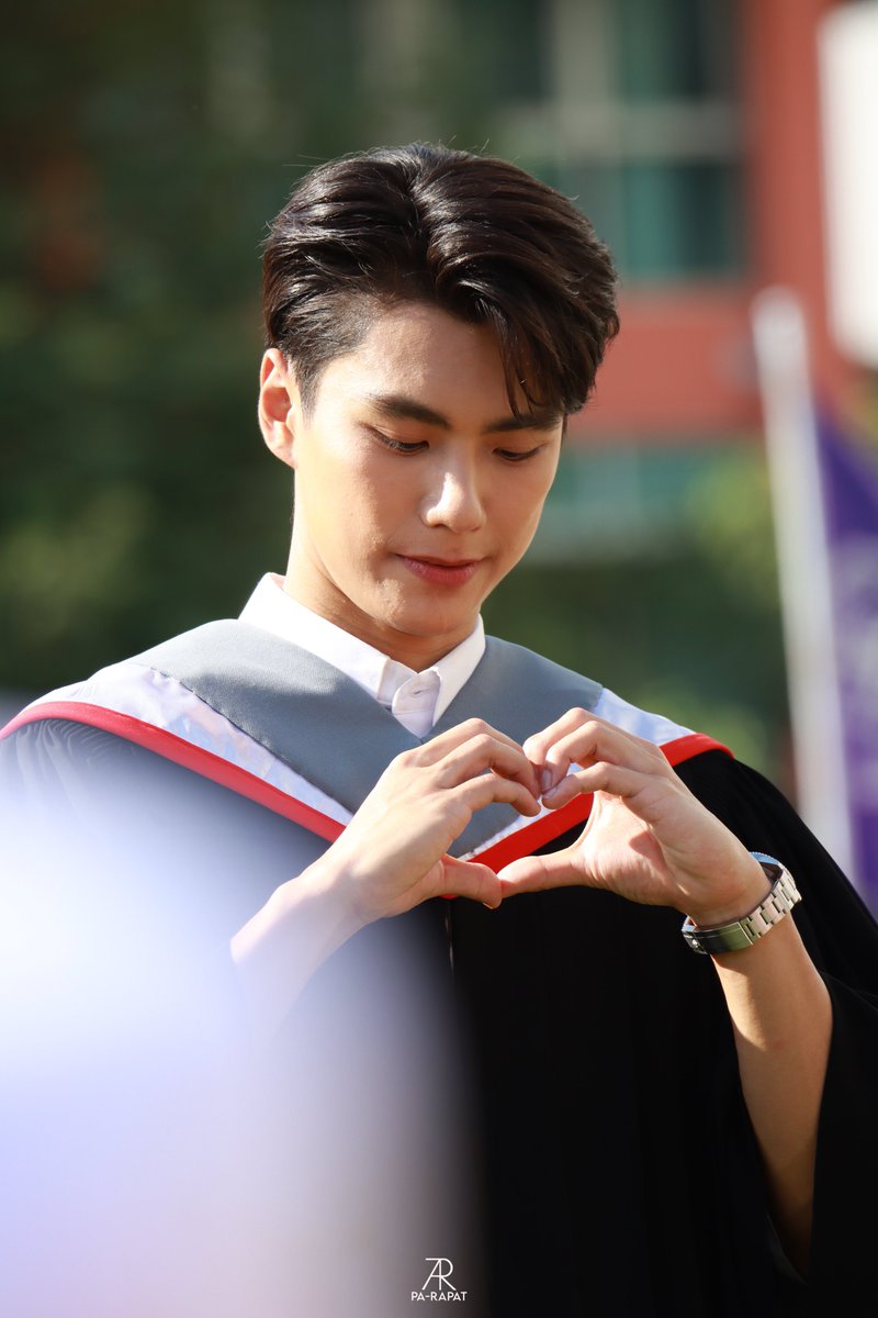 ohmnanon2728's tweet photo. โอม ภวัตมีใจมาฝากทุกคนคร้าบบบ 🧡🧡

#OhmPawatGraduation
#OHMPAWAT
#PARAPATPIX https://t.co/G0o1mbGILw